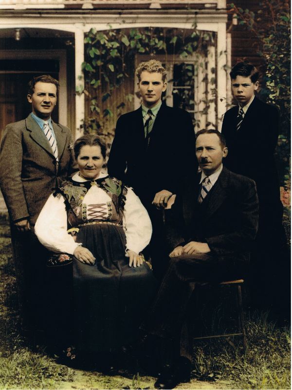 Morfar Birger, Ingvar & Ekkon(Erik)
Brita(gammelfarmor) & Kung Olov(gammelfarfar)